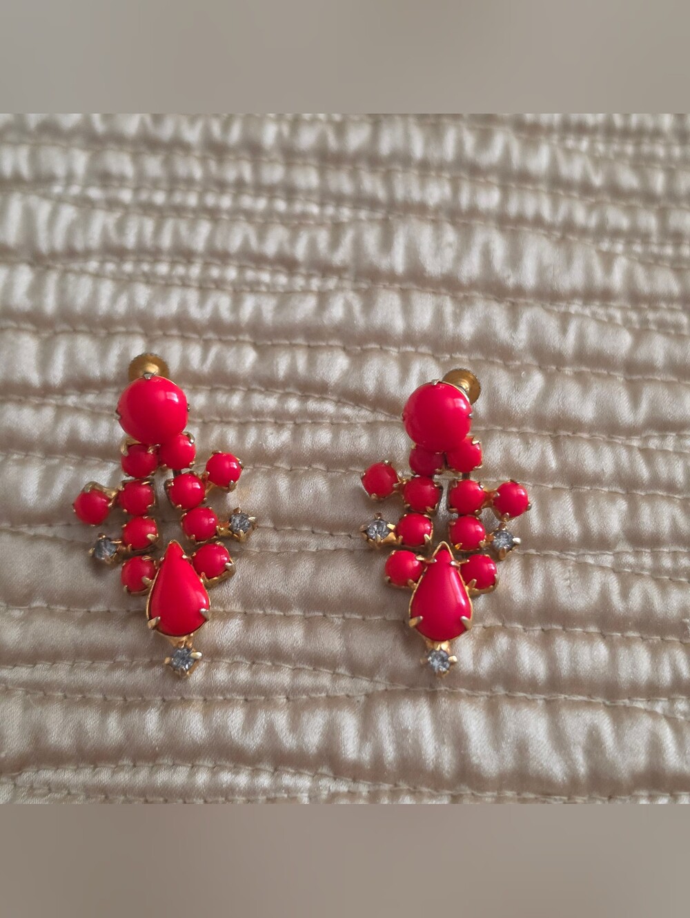 Vintage 60s Gold-Tone Coral Red Chandelier Statement Drop Screwback Earrings